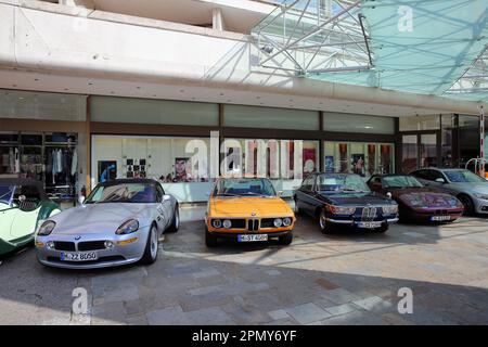 Monte-Carlo, Monaco - 17 maggio 2016: Cinque leggendarie e iconiche modelle BMW parcheggiate fianco a fianco di fronte al lussuoso Hotel Fairmont di Monte Carlo, Mon Foto Stock