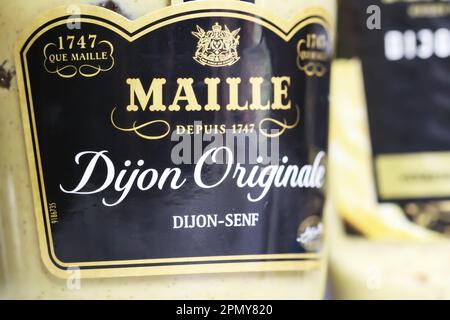 Viersen, Germania - Marzo 9. 2023: Primo piano della bottiglia di senape francese Maille Dijon Foto Stock