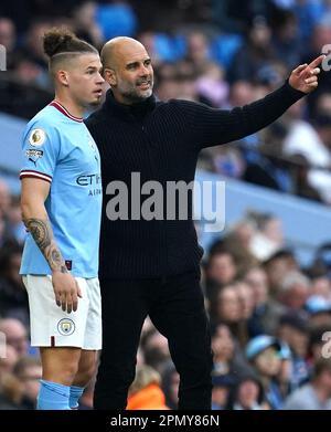 Il manager della città di Manchester Pep Guardiola (a destra) parla con Kalvin Phillips prima di essere sostituito durante la partita della Premier League all'Etihad Stadium, Manchester. Data immagine: Sabato 15 aprile 2023. Foto Stock