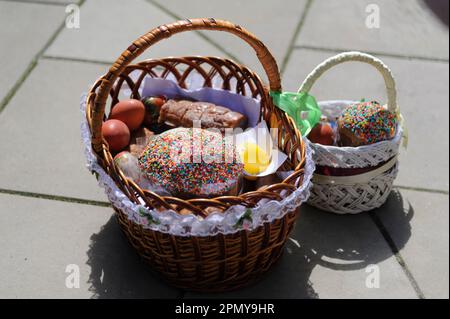 Lviv, Ucraina 15 aprile 2023. Cestino pasquale visto prima della consacrazione in una Chiesa greco-cattolica mentre celebrano la Pasqua per segnare la risurrezione di Gesù Cristo dai morti e la fondazione della fede cristiana. Foto Stock