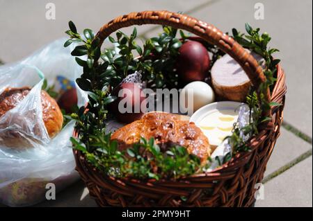 Lviv, Ucraina 15 aprile 2023. Cestino pasquale visto prima della consacrazione in una Chiesa greco-cattolica mentre celebrano la Pasqua per segnare la risurrezione di Gesù Cristo dai morti e la fondazione della fede cristiana. Foto Stock