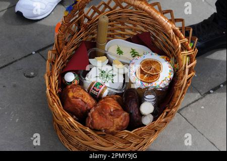 Lviv, Ucraina 15 aprile 2023. Cestino pasquale visto prima della consacrazione in una Chiesa greco-cattolica mentre celebrano la Pasqua per segnare la risurrezione di Gesù Cristo dai morti e la fondazione della fede cristiana. Foto Stock