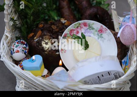 Lviv, Ucraina 15 aprile 2023. Cestino pasquale visto prima della consacrazione in una Chiesa greco-cattolica mentre celebrano la Pasqua per segnare la risurrezione di Gesù Cristo dai morti e la fondazione della fede cristiana. Foto Stock