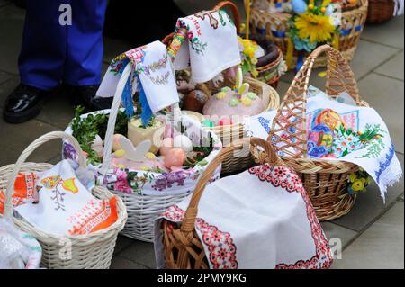 Lviv, Ucraina 15 aprile 2023. Cestino pasquale visto prima della consacrazione in una Chiesa greco-cattolica mentre celebrano la Pasqua per segnare la risurrezione di Gesù Cristo dai morti e la fondazione della fede cristiana. Foto Stock