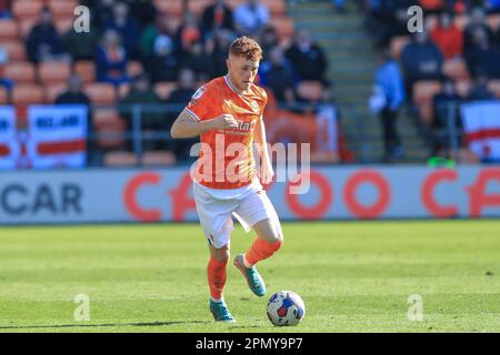 Blackpool, Regno Unito. 15th Apr, 2023. Sonny Carey #16 di Blackpool con la palla durante la partita Sky Bet Championship Blackpool vs Wigan Athletic a Bloomfield Road, Blackpool, Regno Unito, 15th aprile 2023 (Photo by Alfie Cosgrove/News Images) a Blackpool, Regno Unito il 4/15/2023. (Foto di Alfie Cosgrove/News Images/Sipa USA) Credit: Sipa USA/Alamy Live News Foto Stock