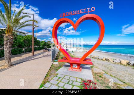 Borghetto Santo Spirito, Italia - aprile 01 2023: L'inizio della passeggiata con il cuore fotospot Foto Stock