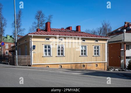 Vecchia casa di legno contro il cielo blu chiaro all'angolo di Lapintie e Vuorikatu in una giornata di sole primavera a Tampere, Finlandia Foto Stock