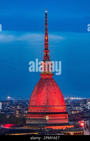 Alta risoluzione della Mole Antonelliana illuminata in rosso di notte Foto Stock