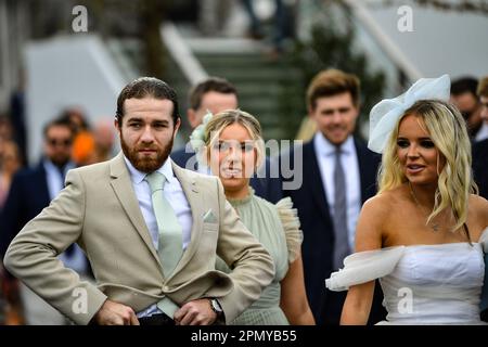 15th aprile 2023; Aintree Racecourse, Aintree, Merseyside, Inghilterra: 2023° giorno del Grand National Festival 3; Un gentiluomo dapper regola la sua cintura Foto Stock