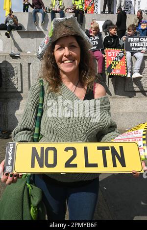 Londra, Regno Unito. 2023-04-15. I manifestanti tengono i segni anti-ULEZ contro la proposta di Khan di estendere la sua zona ULEZ a Trafalgar Square. Credit: Vedi li/Picture Capital/Alamy Live News Foto Stock