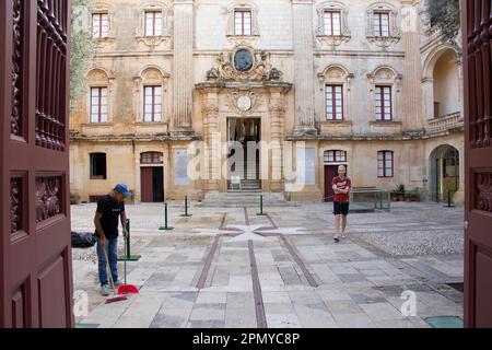 Mdina, Malta - 13 novembre 2022: Museo Nazionale di Storia Naturale, un palazzo di Vilhena in stile barocco francese del 18th° secolo, ingresso al cortile Foto Stock