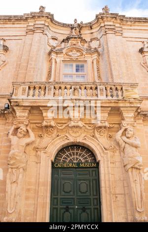 Mdina, Malta - 13 novembre 2022: Facciata d'ingresso del Museo della Cattedrale di San Paolo con due atlanti, figure maschili come lesene e un balcone sopra di essi Foto Stock