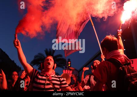 Tel Aviv, Israele. 15th Apr, 2023. Gli israeliani partecipano a una protesta contro il governo israeliano. Credit: Ilia Yefimovich/dpa/Alamy Live News Foto Stock