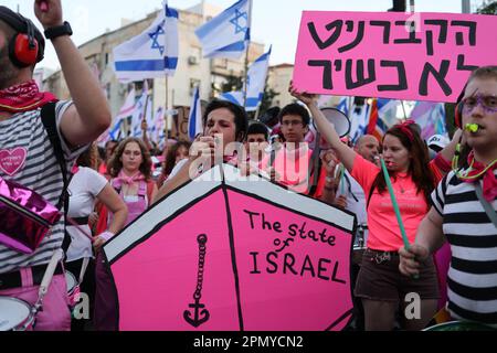 Tel Aviv, Israele. 15th Apr, 2023. Gli israeliani partecipano a una protesta contro il governo israeliano. Credit: Ilia Yefimovich/dpa/Alamy Live News Foto Stock