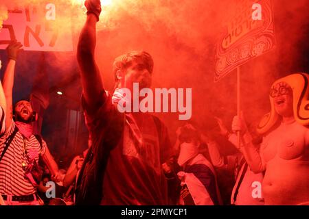 Tel Aviv, Israele. 15th Apr, 2023. Gli israeliani partecipano a una protesta contro il governo israeliano. Credit: Ilia Yefimovich/dpa/Alamy Live News Foto Stock