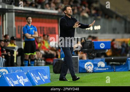 15th aprile 2023; CommBank Stadium, Sydney, NSW, Australia: A-League Football, Western Sydney Wanderers contro Melbourne Victory; Tony Popovic allenatore di Melbourne Victory dà istruzioni al suo team Credit: Action Plus Sports Images/Alamy Live News Foto Stock