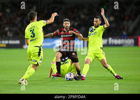 15th aprile 2023; CommBank Stadium, Sydney, NSW, Australia: A-League Football, Western Sydney Wanderers contro Melbourne Victory; Roderick Miranda di Melbourne Victory ruba la palla da Brandon Borrello di Western Sydney Wanderers Credit: Action Plus Sports Images/Alamy Live News Foto Stock