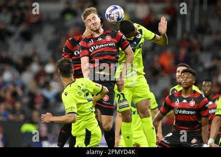 15th aprile 2023; CommBank Stadium, Sydney, NSW, Australia: A-League Football, Western Sydney Wanderers contro Melbourne Victory; Tom Beadling dei Western Sydney Wanderers e Roderick Miranda della Melbourne Victory gareggiano per l'angolo Credit: Action Plus Sports Images/Alamy Live News Foto Stock