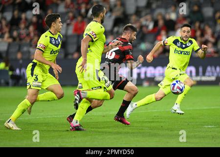 15th aprile 2023; CommBank Stadium, Sydney, NSW, Australia: A-League Football, Western Sydney Wanderers vs Melbourne Victory; Brandon Borrello di Western Sydney Wanderers corre oltre Roderick Miranda di Melbourne Victory sulla sua strada per segnare per i Wanderers per renderlo $ 1-0 nel 46th minuti di credito: Action Plus Sports Images/Alamy Live News Foto Stock