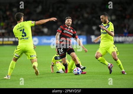 15th aprile 2023; CommBank Stadium, Sydney, NSW, Australia: A-League Football, Western Sydney Wanderers contro Melbourne Victory; Brandon Borrello di Western Sydney Wanderers vede un divario tra Kadete e Roderick Miranda di Melbourne Victory Credit: Action Plus Sports Images/Alamy Live News Foto Stock