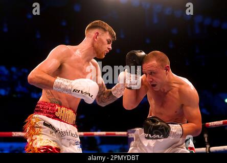 Eithan James (a sinistra) in azione contro Georgi Velichkov durante la loro battaglia di pesi Welterweight alla Copper Box Arena, Londra. Data immagine: Sabato 15 aprile 2023. Foto Stock