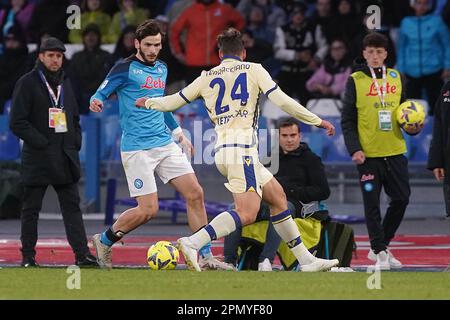 Napoli, Italia. 15th Apr, 2023. Napoli, Italia, aprile 15th 2023: Khvicha Kvaratskhelia (77 Napoli) vies con Filippo Terracciano (24 Verona) durante la Serie Un incontro tra SSC Napoli e Hellas Verona FC al tadio Diego Armando Maradona di Napoli. (Foto Mosca/SPP) Credit: SPP Sport Press Photo. /Alamy Live News Foto Stock