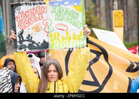 Estinzione ribellione protesta Berlino 15 aprile 2023. I manifestanti, compresi i membri della Extinction Rebellion, hanno marciato dal centro Bayer AG Pharmaceuticals (Berlino centro-nord-est) al ministero federale dell'alimentazione e dell'agricoltura nel centro di Berlino. All'esterno del Ministero si svolse un 'die in', di manifestanti vestiti come animali, e vide l'arrivo della 'Brigata del ribelle Rosso' dalla ribellione dell'estinzione. Berlino Germania. Foto credito garyroberts/worldwidefeatures.com aprile 2023. I manifestanti, compresi i membri della Extinction Rebellion, hanno marciato dal centro Bayer AG Pharmaceuticals (Nord Est ce Foto Stock