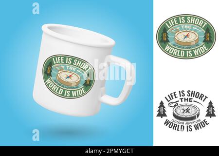 Tazza da campeggio bianca. Modello di mockup per tazza realistico con design di esempio. La vita è breve e il mondo è ampio. Adesivo o patch avventura all'aperto. Vettore Illustrazione Vettoriale