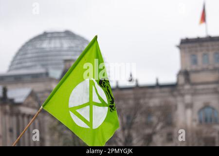 Estinzione la protesta della ribellione Berlino passa l'edificio del Reichstag 15 aprile 2023. I manifestanti, compresi i membri della Extinction Rebellion, hanno marciato dal centro Bayer AG Pharmaceuticals (Berlino centro-nord-est) al ministero federale dell'alimentazione e dell'agricoltura nel centro di Berlino. All'esterno del Ministero si svolse un 'die in', di manifestanti vestiti come animali, e vide l'arrivo della 'Brigata del ribelle Rosso' dalla ribellione dell'estinzione. Berlino Germania. Foto credito garyroberts/worldwidefeatures.com aprile 2023. I manifestanti, compresi i membri della Extinction Rebellion, hanno marciato dalla Bayer AG Pharmace Foto Stock