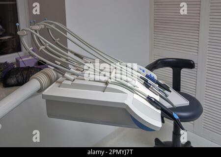 Studio di stanza dei dentisti con diversi strumenti dentali e strumenti per il primo piano del trattamento. Foto Stock
