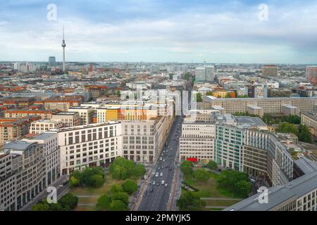 Veduta aerea di Leipziger Platz, Piazza ottagonale e dello skyline di Berlino - Berlino, Germania Foto Stock