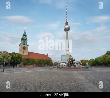 Torre della TV (Fernsehturm), Fontana di Nettuno e St. Mary Church - Berlino, Germania Foto Stock
