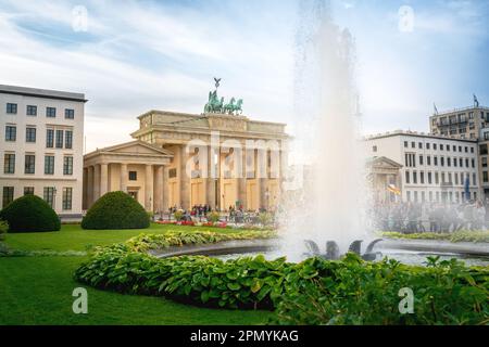 Porta di Brandeburgo e Fontana a Pariser Platz - Berlino, Germania Foto Stock