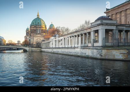 Isola dei Musei e fiume Sprea con cortile Colonnade e Cattedrale di Berlino - Berlino, Germania Foto Stock