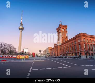 Municipio di Berlino (Rotes Rathaus) e Torre della televisione (Fernsehturm) al tramonto - Berlino, Germania