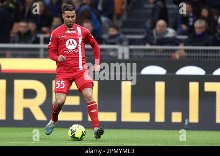 Milano, Italia. 15th Apr, 2023. Armando Izzo dell'AC Monza controlla la palla durante la Serie A match tra FC Internazionale e AC Monza allo Stadio Giuseppe Meazza il 15 aprile 2023 a Milano Italia . Credit: Marco Canoniero/Alamy Live News Foto Stock