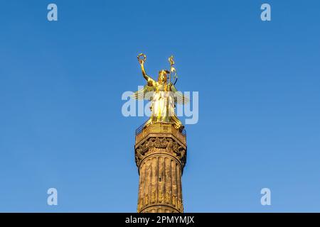 Victoria Sculpture in cima alla colonna della Vittoria (Siegessaule) - creato da Heinrich Strack e Friedrich Drake nel 1873 - Berlino, Germania Foto Stock