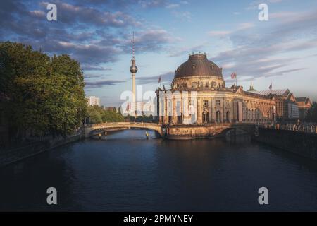 Museo del Bode e Torre della TV (Fernsehturm) al tramonto - Berlino, Germania Foto Stock