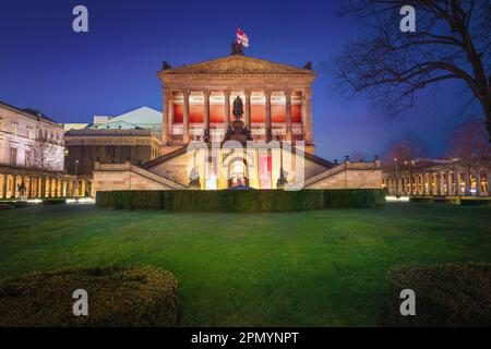 Alte Nationalgalerie (Vecchia Galleria Nazionale) di notte - Berlino, Germania Foto Stock