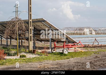 installazione fotovoltaica su un campo in zona rurale Foto Stock