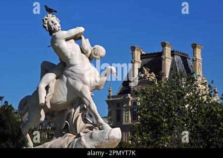 Parte del Louvre Palace di Parigi è visto dietro la scultura le Centaure Nessus enlevant Déjanire di Laurent Marqueste, nel giardino delle Tuileries. Foto Stock