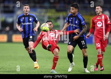 Milano, Italia. 15th Apr, 2023. Armando Izzo dell'AC Monza controlla la palla durante la Serie A match tra FC Internazionale e AC Monza allo Stadio Giuseppe Meazza il 15 aprile 2023 a Milano Italia . Credit: Marco Canoniero/Alamy Live News Foto Stock