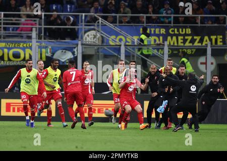 Milano, Italia. 15th Apr, 2023. Luca Caldirola dell'AC Monza festeggia dopo aver segnato il primo gol della sua squadra durante la Serie A match beetween FC Internazionale e AC Monza allo Stadio Giuseppe Meazza il 15 aprile 2023 a Milano Italia . Credit: Marco Canoniero/Alamy Live News Foto Stock