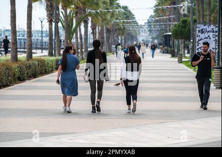 Limassol, Cipro - 23 marzo 2023 - i giovani che camminano sul lungomare della costa Foto Stock