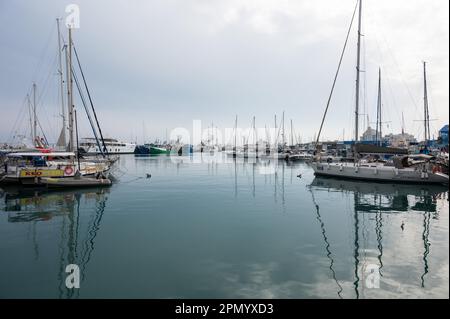 Limassol, Cipro - 23 marzo 2023 - navi che riflettono il vecchio porto Foto Stock