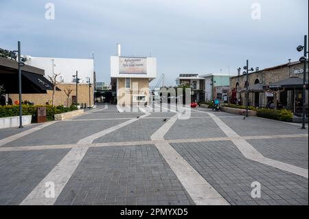 Limassol, Cipro - 23 marzo 2023 - linee del marciapiede nella piazza della città vecchia Foto Stock