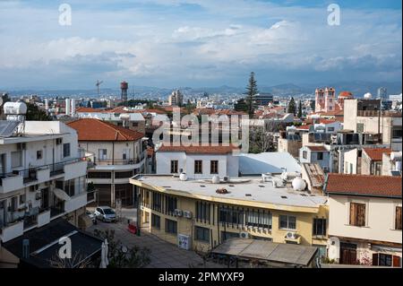 Limassol, Cipro - 23 marzo 2023 - Vista della torre sui tetti e sullo skyline della città Foto Stock