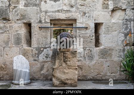 Limassol, Cipro - 23 marzo 2023 - interni storici e canone del castello di Lemesos Foto Stock