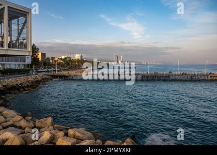 Limassol, Cipro - 23 marzo 2023 - Ristorante e molo di lusso nel porto vecchio Foto Stock