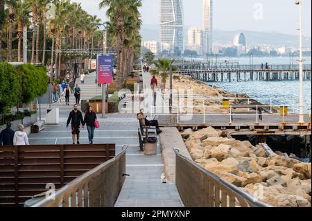 Limassol, Cipro - 23 marzo 2023 - il viale pedonale vicino al porto vecchio Foto Stock